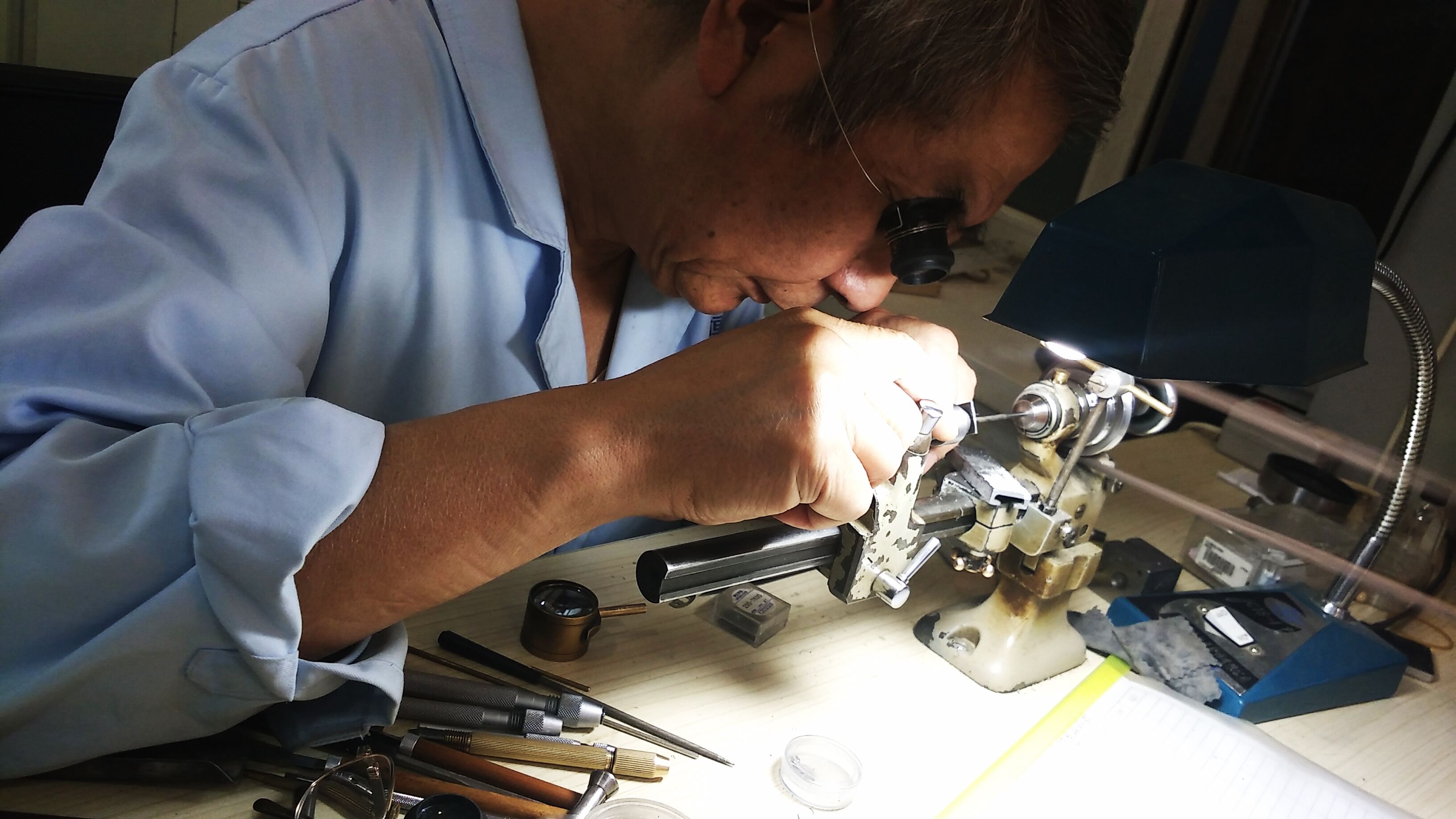 爱彼售后客服电话多少号（爱彼内部有水汽）